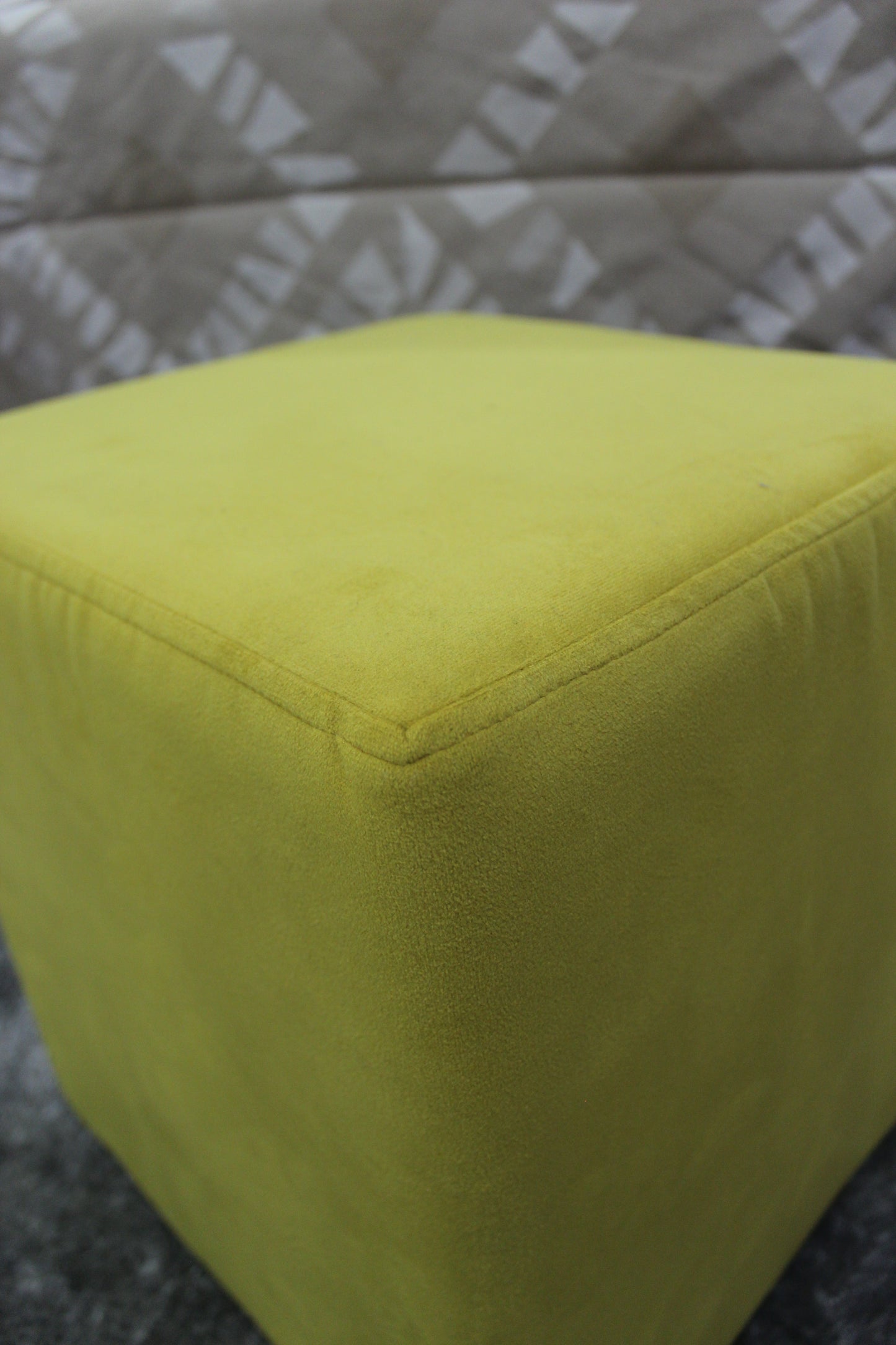 Puff Veludo Quadrado Amarelo