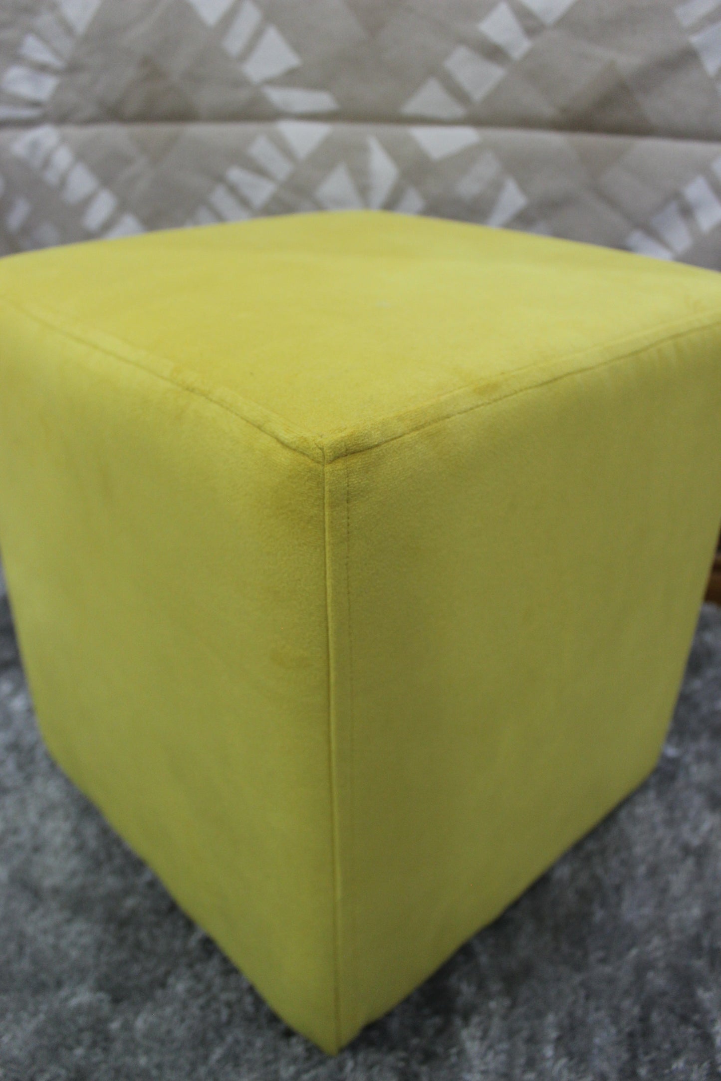 Puff Veludo Quadrado Amarelo