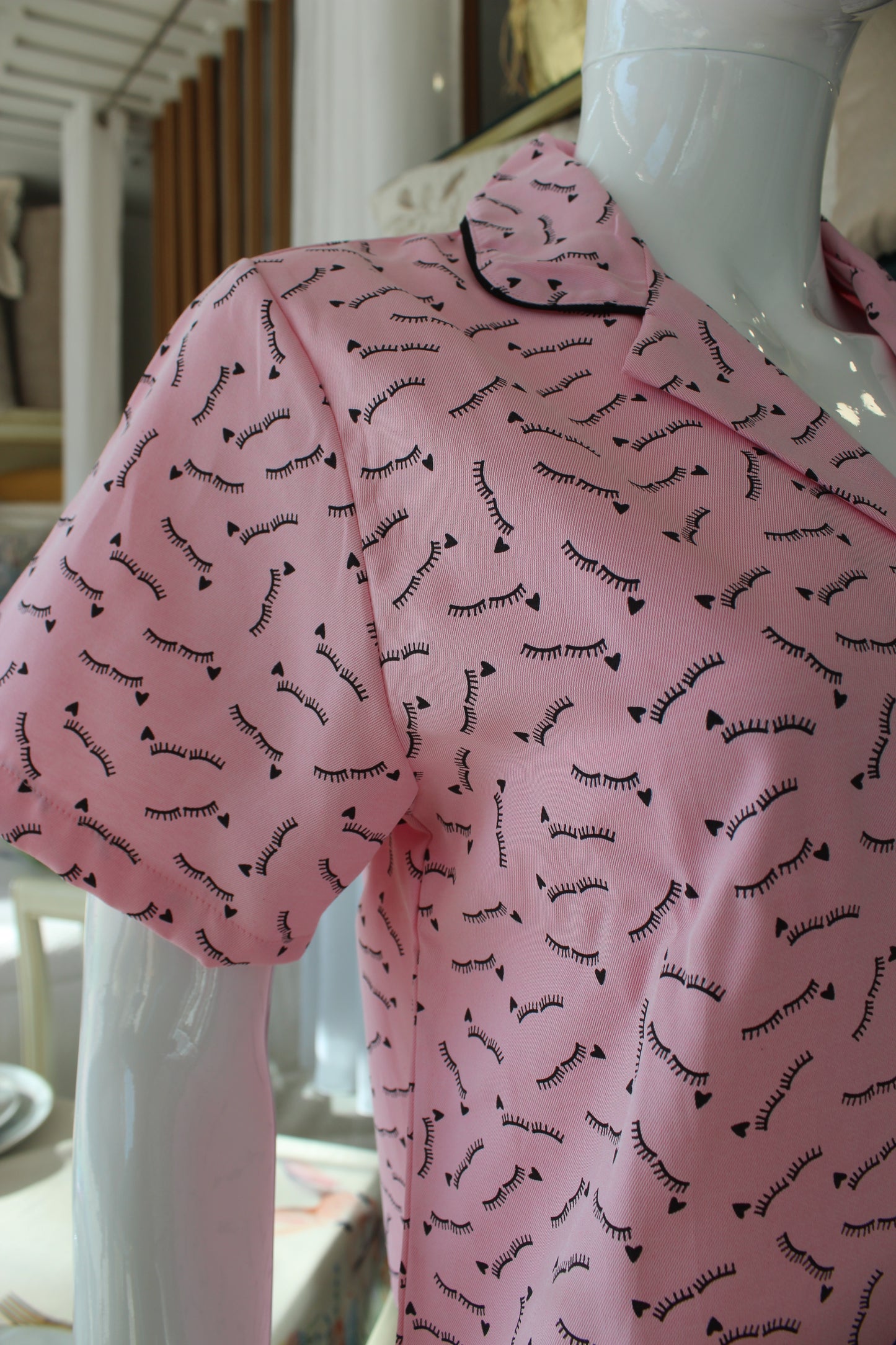 Camiseiro Senhora Cílios Rosa