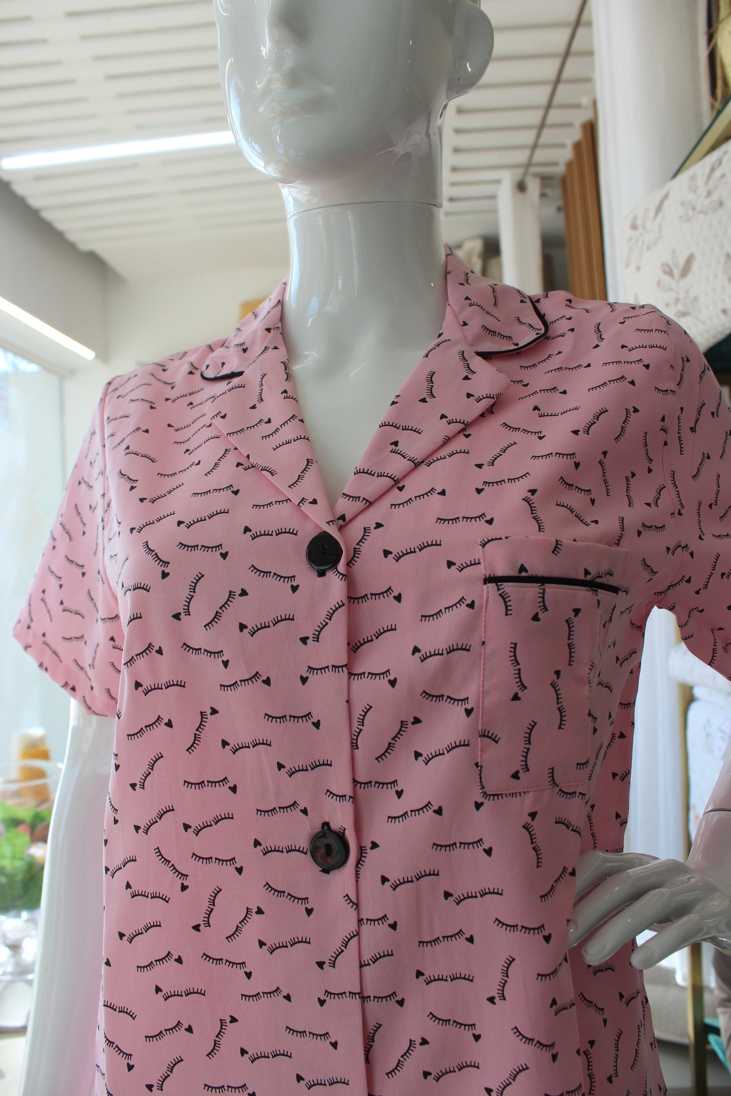 Camiseiro Senhora Cílios Rosa
