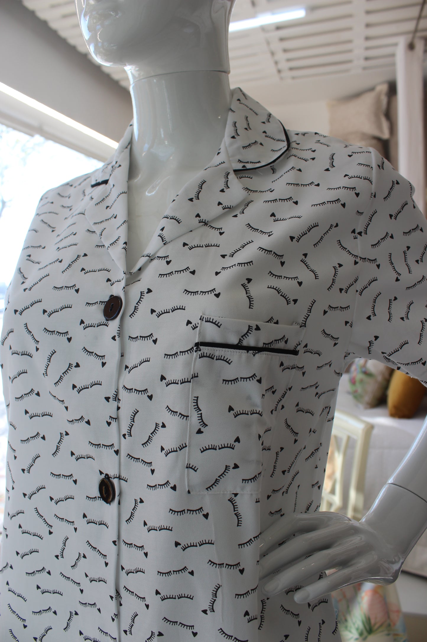 Camiseiro Senhora Cílios Branco