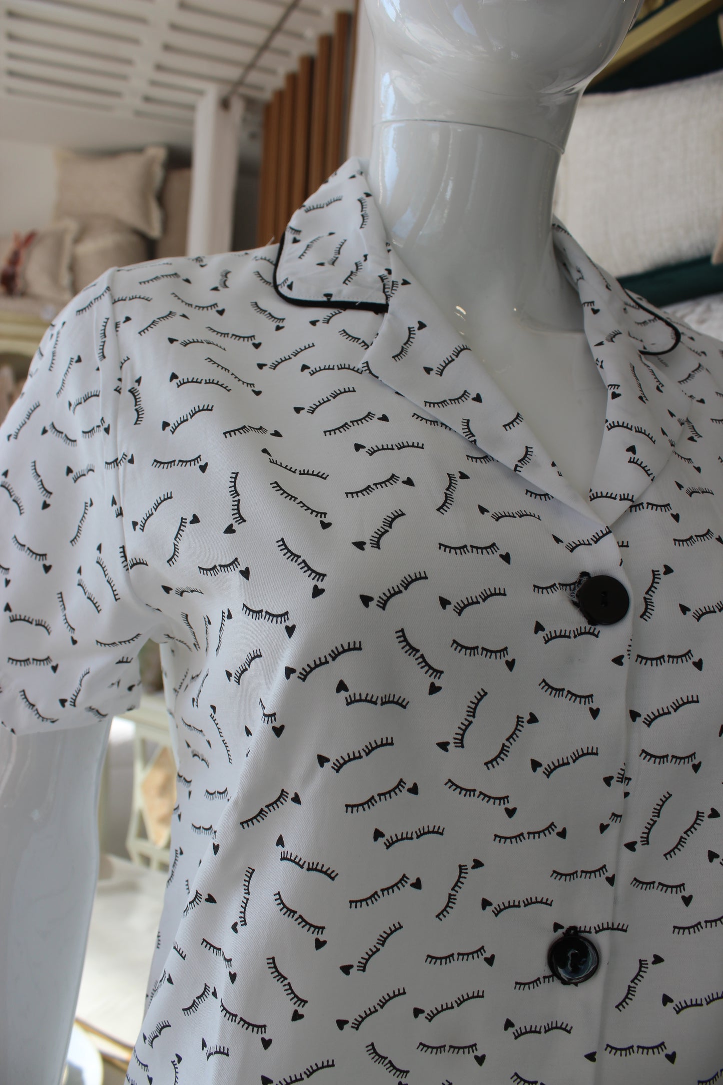 Camiseiro Senhora Cílios Branco